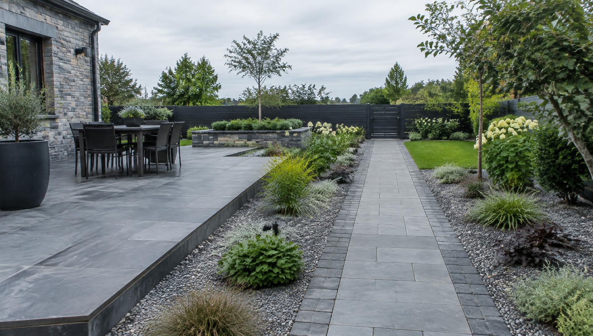 Gartengestaltung mit Terrasse und Weg als Stimmungsbild