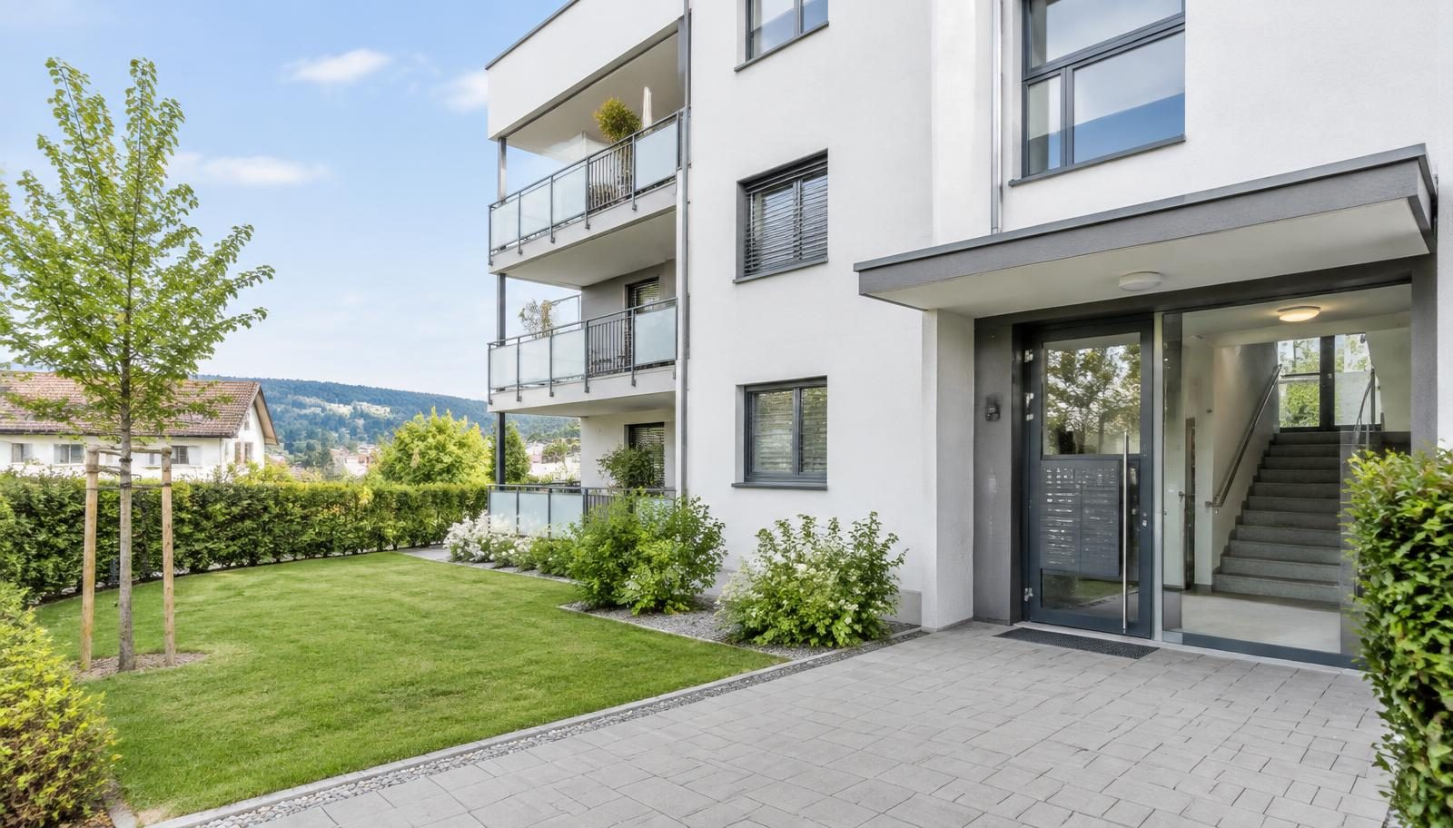 Gepflegtes Mehrfamilienhaus mit sauberem Eingangsbereich und Außenanlage